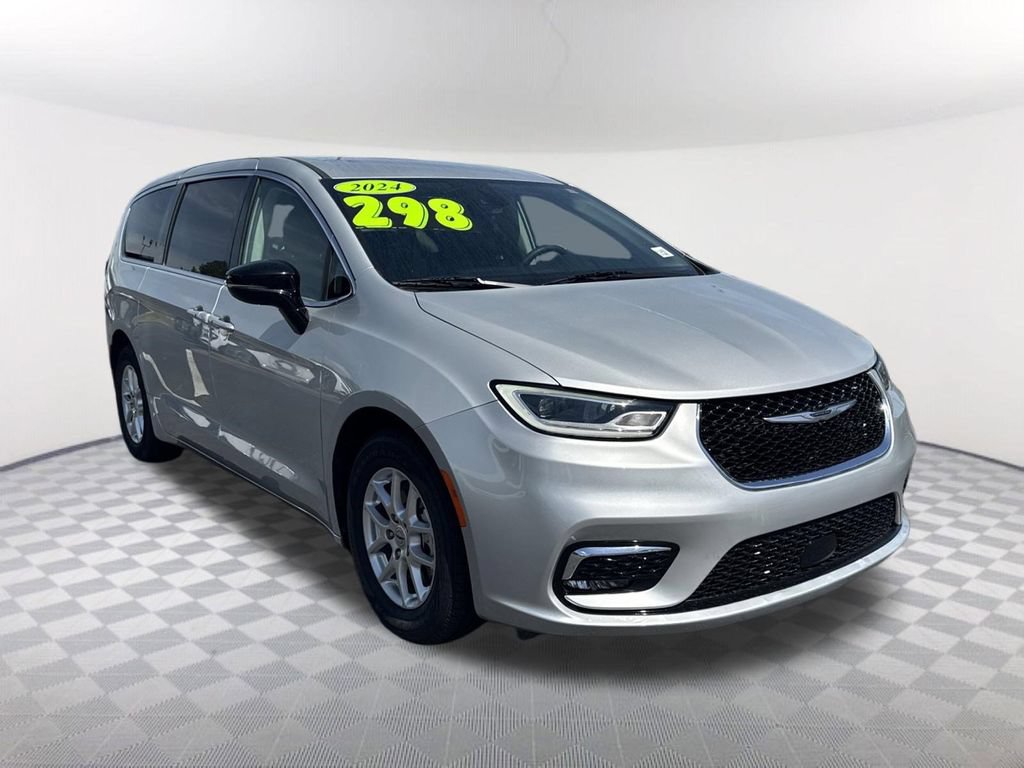 Used 2024 Chrysler Pacifica Touring-L FWD image 3