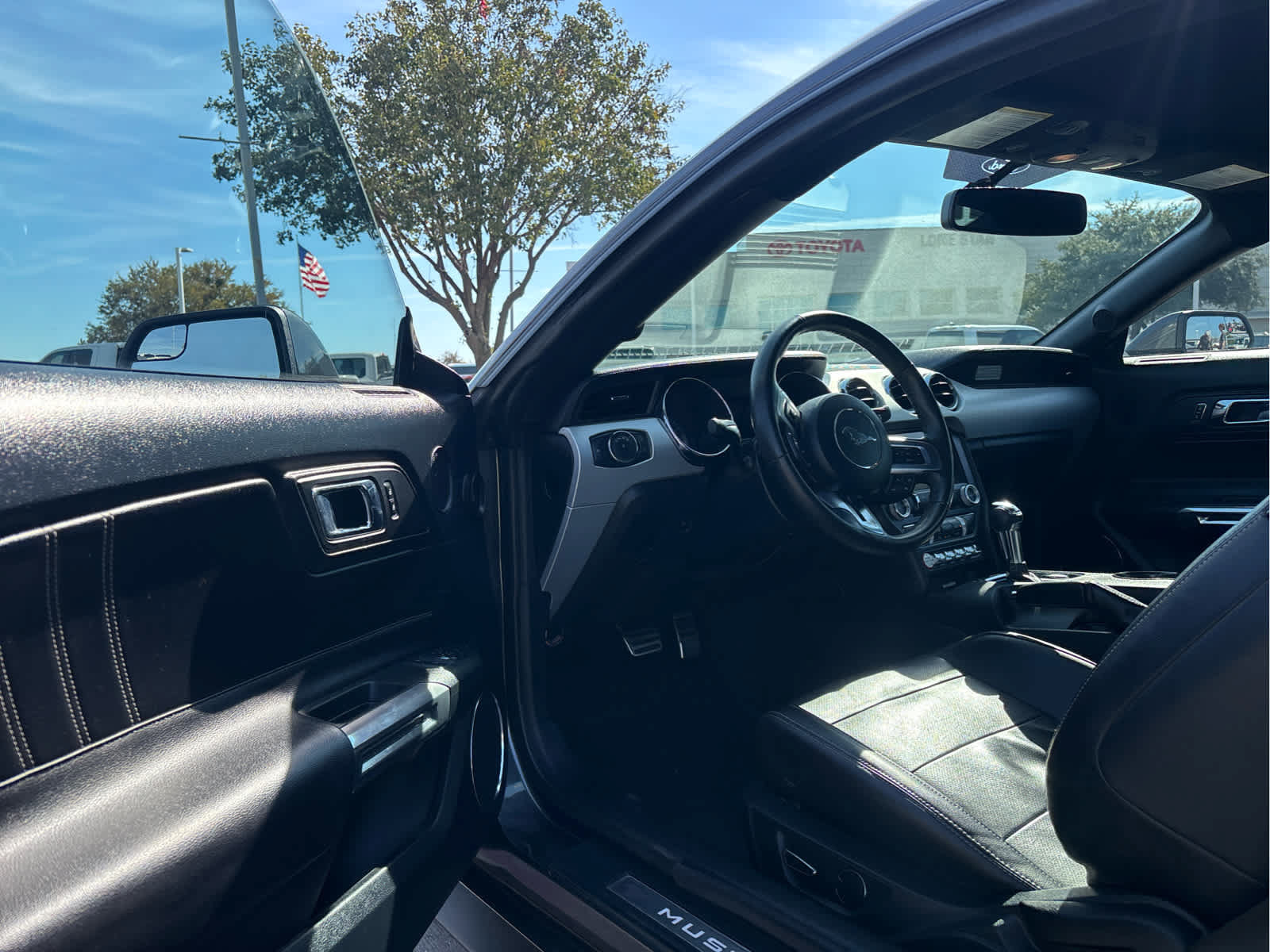 Used 2016 Ford Mustang Premium RWD image 5