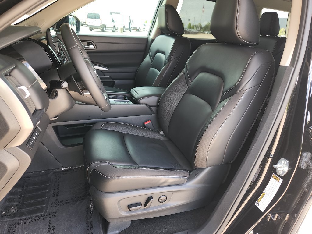 Used 2024 Nissan Pathfinder SL w/ SL Premium Package FWD image 13