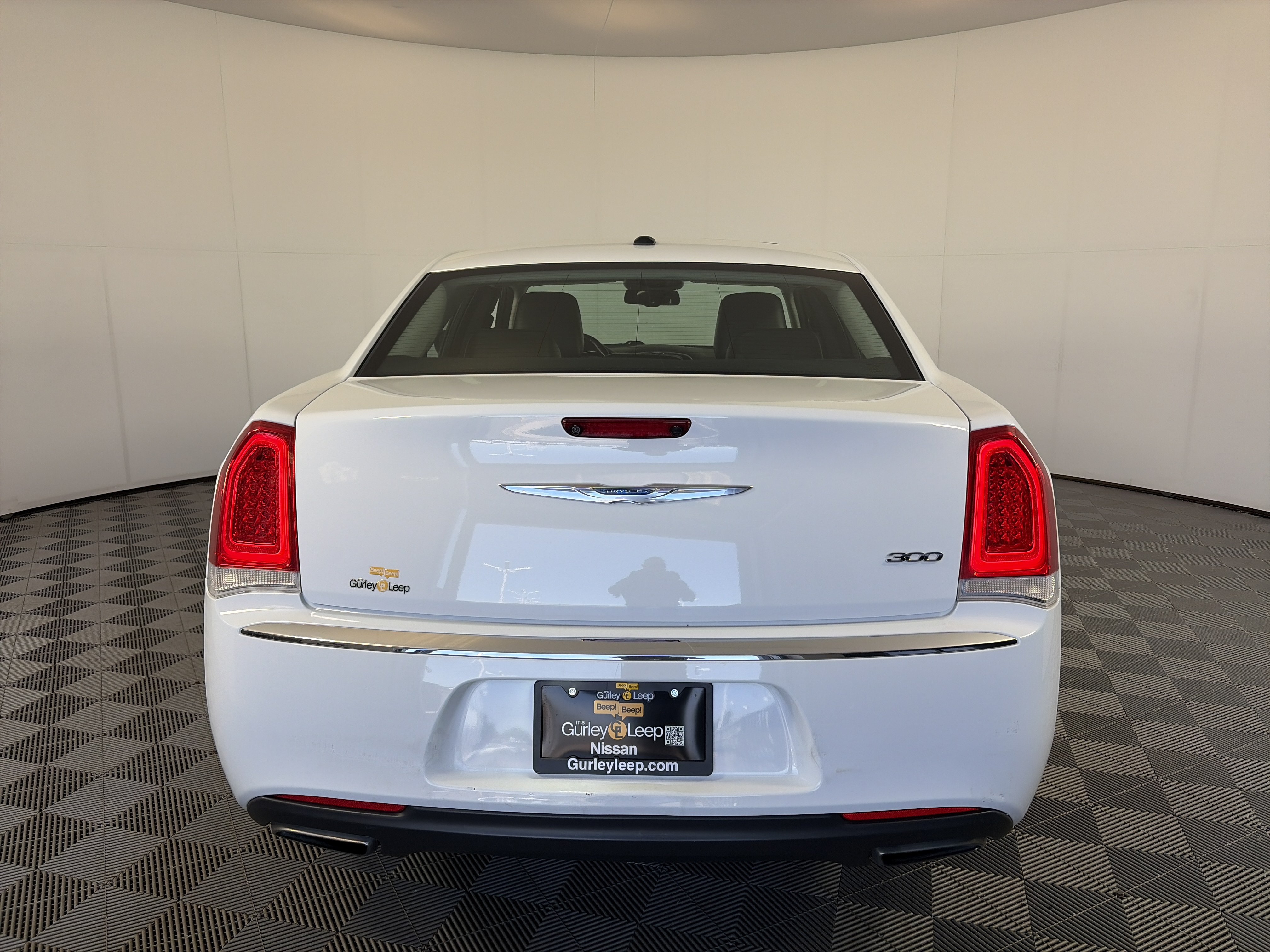 Used 2017 Chrysler 300 Touring w/ Value Package RWD image 9