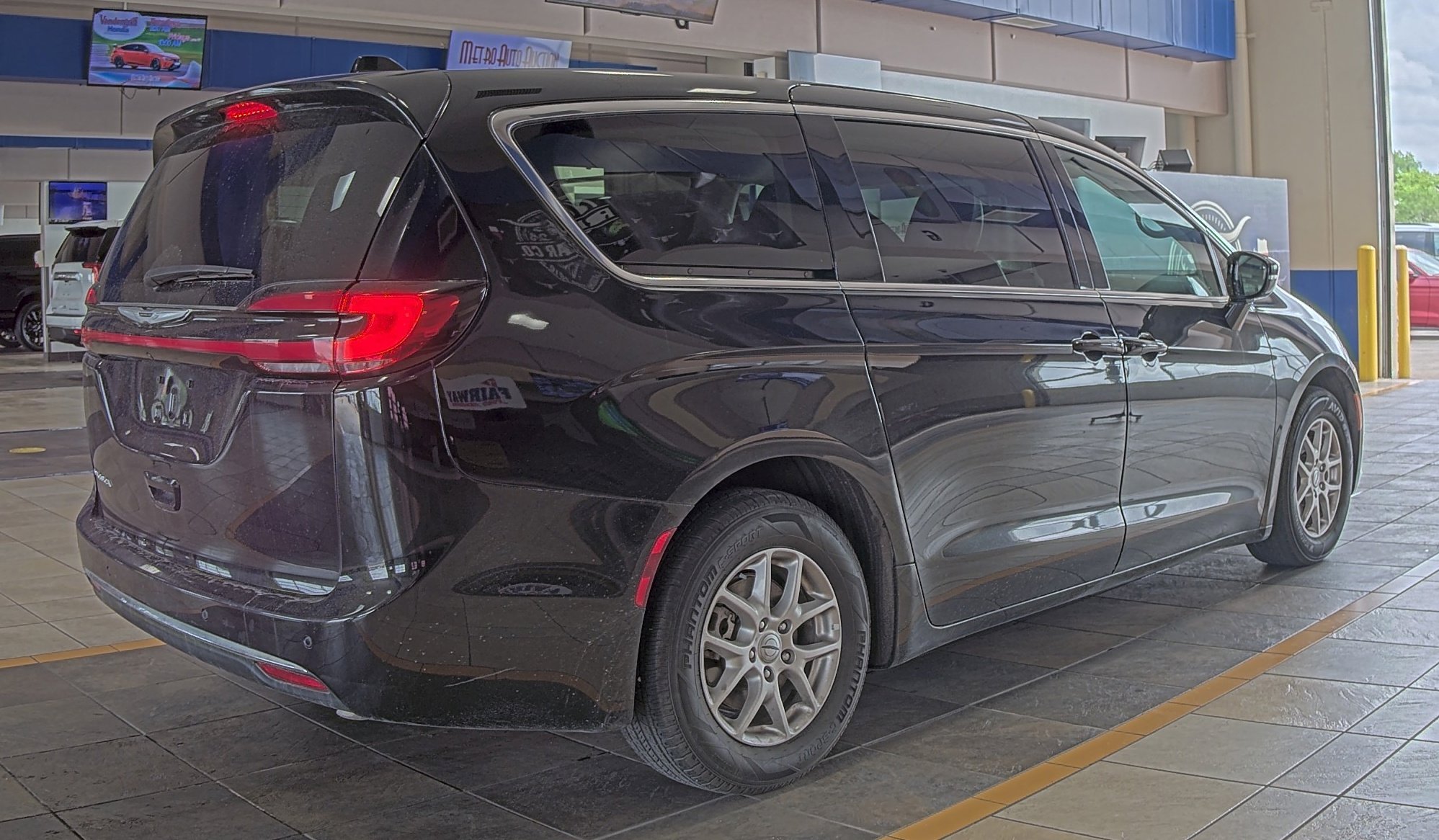 Used 2024 Chrysler Pacifica Touring-L image 4