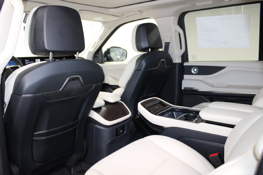 New 2027 Lincoln Navigator Reserve w/ Jet Appearance Package AWD/4WD image 18