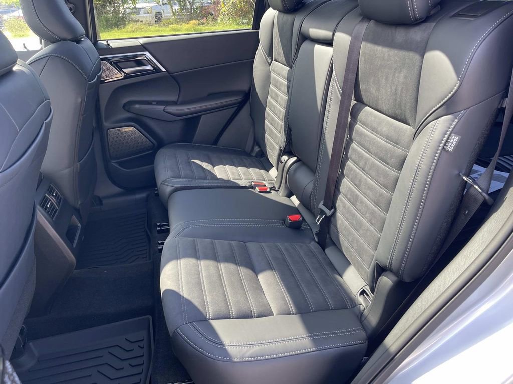 New 2025 Mitsubishi Outlander SE image 17