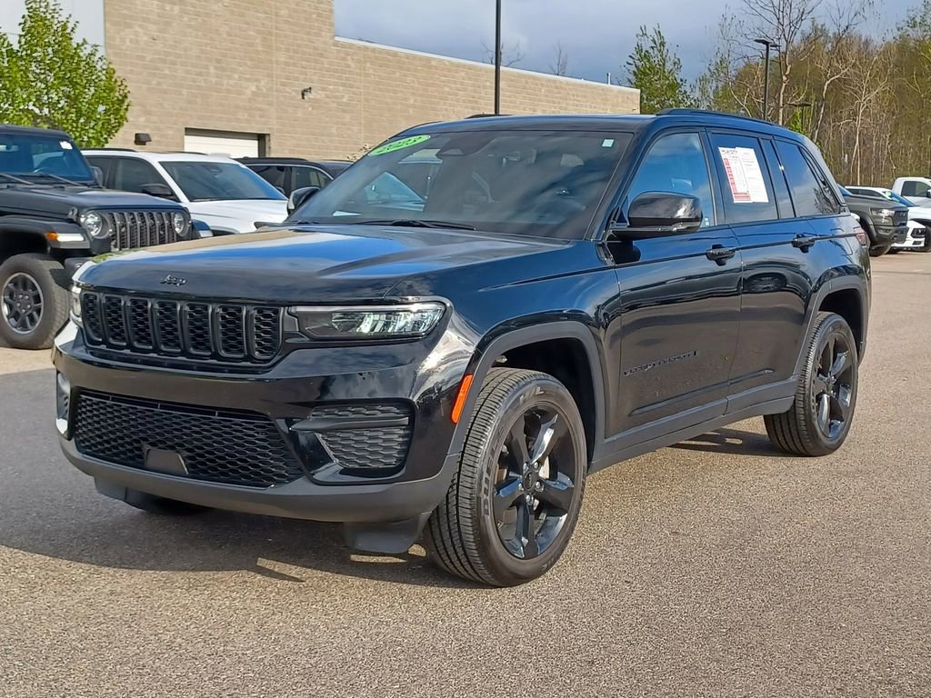 Used 2023 Jeep Grand Cherokee Altitude AWD/4WD image 2