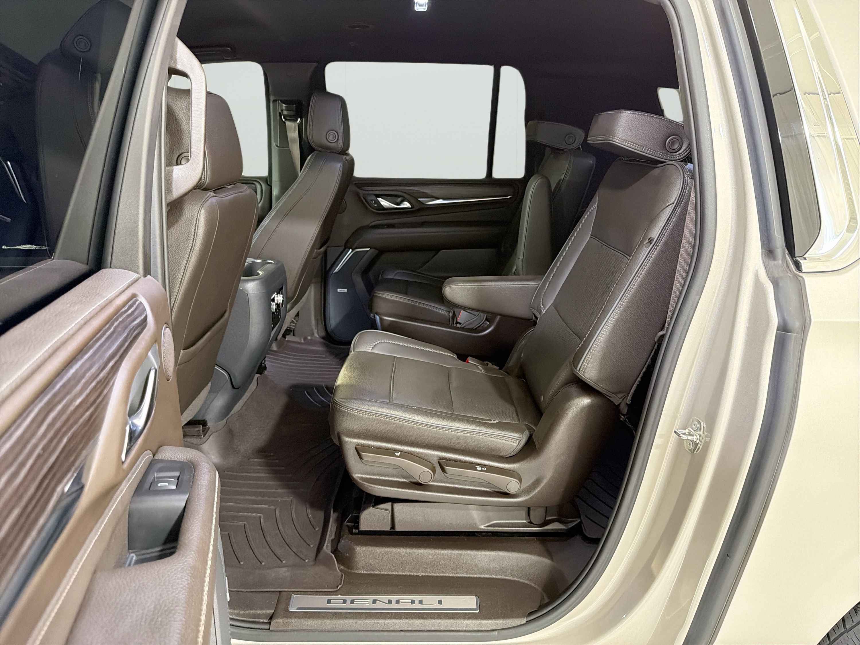 Used 2023 GMC Yukon XL Denali AWD/4WD image 24