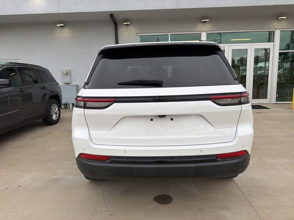Used 2023 Jeep Grand Cherokee Altitude RWD image 5