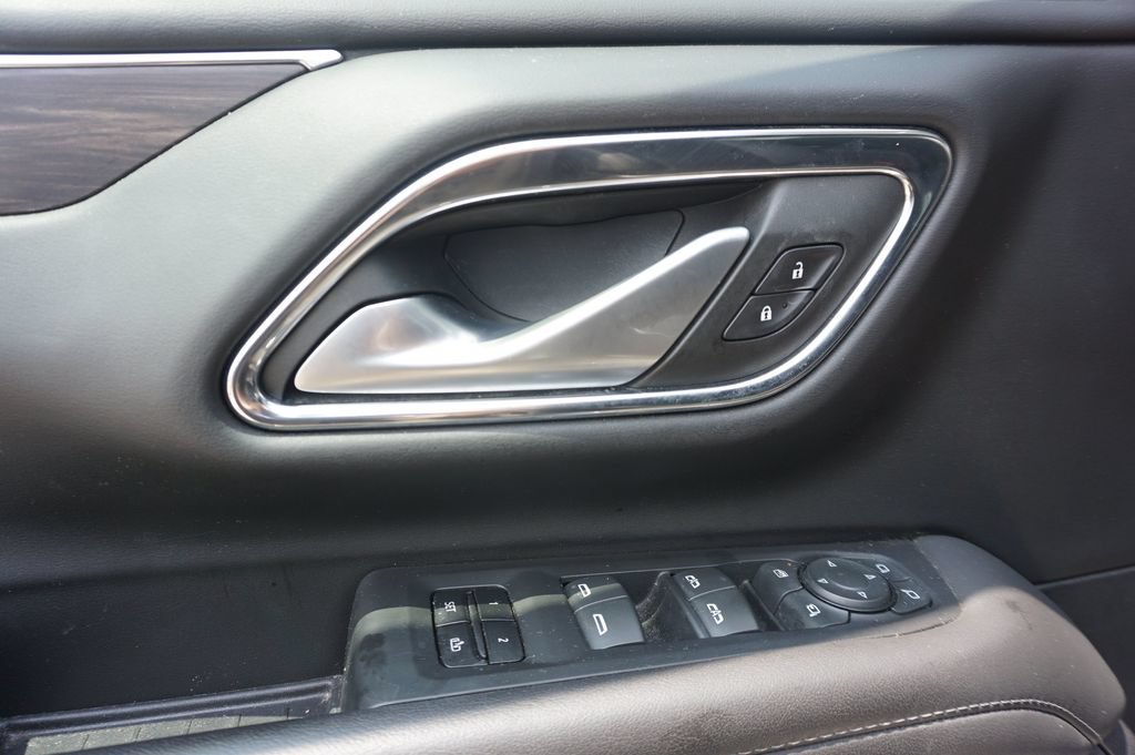 Used 2022 Chevrolet Suburban LT w/ Luxury Package RWD image 3