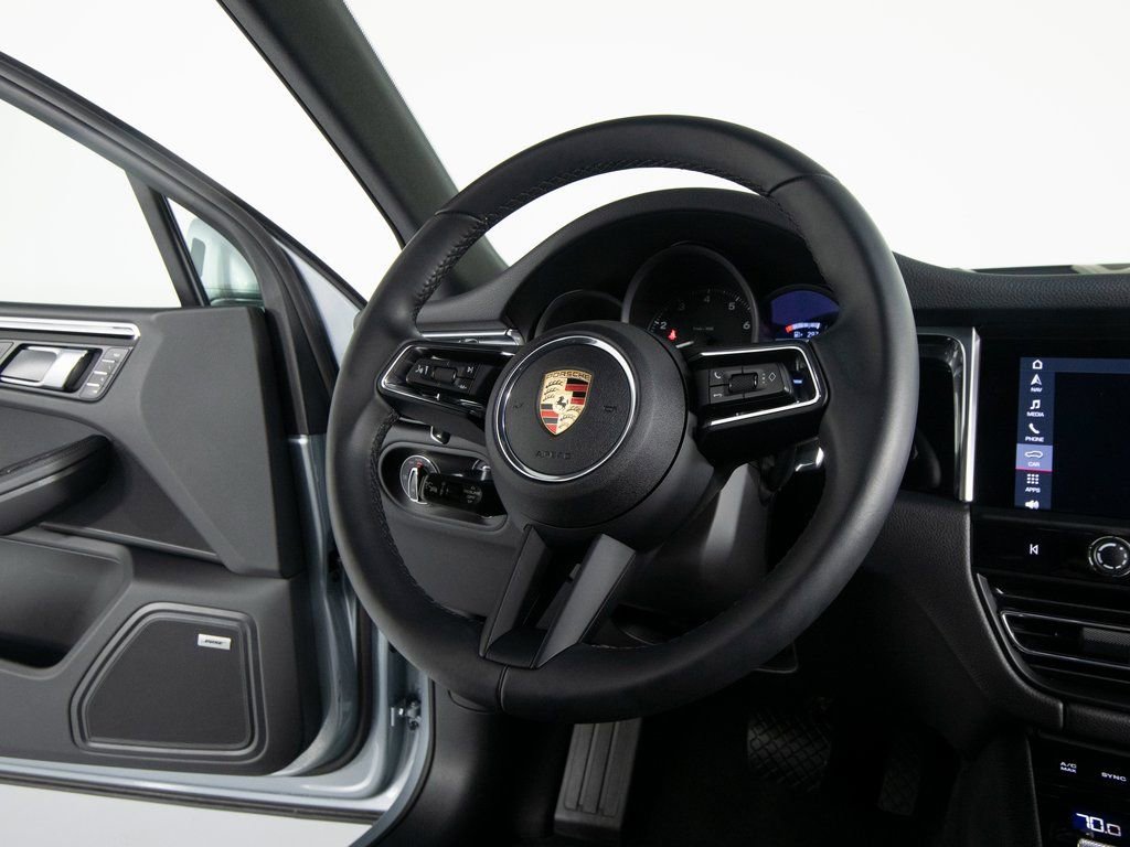 Certified 2025 Porsche Macan AWD/4WD image 31