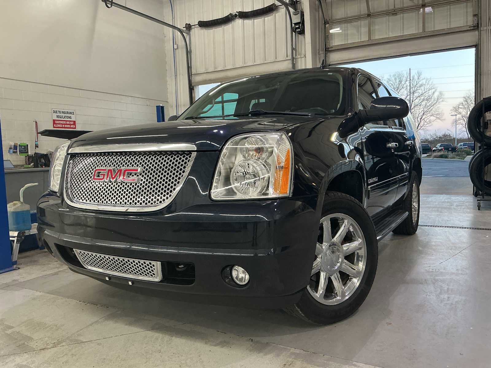 Used 2013 GMC Yukon Denali image 3