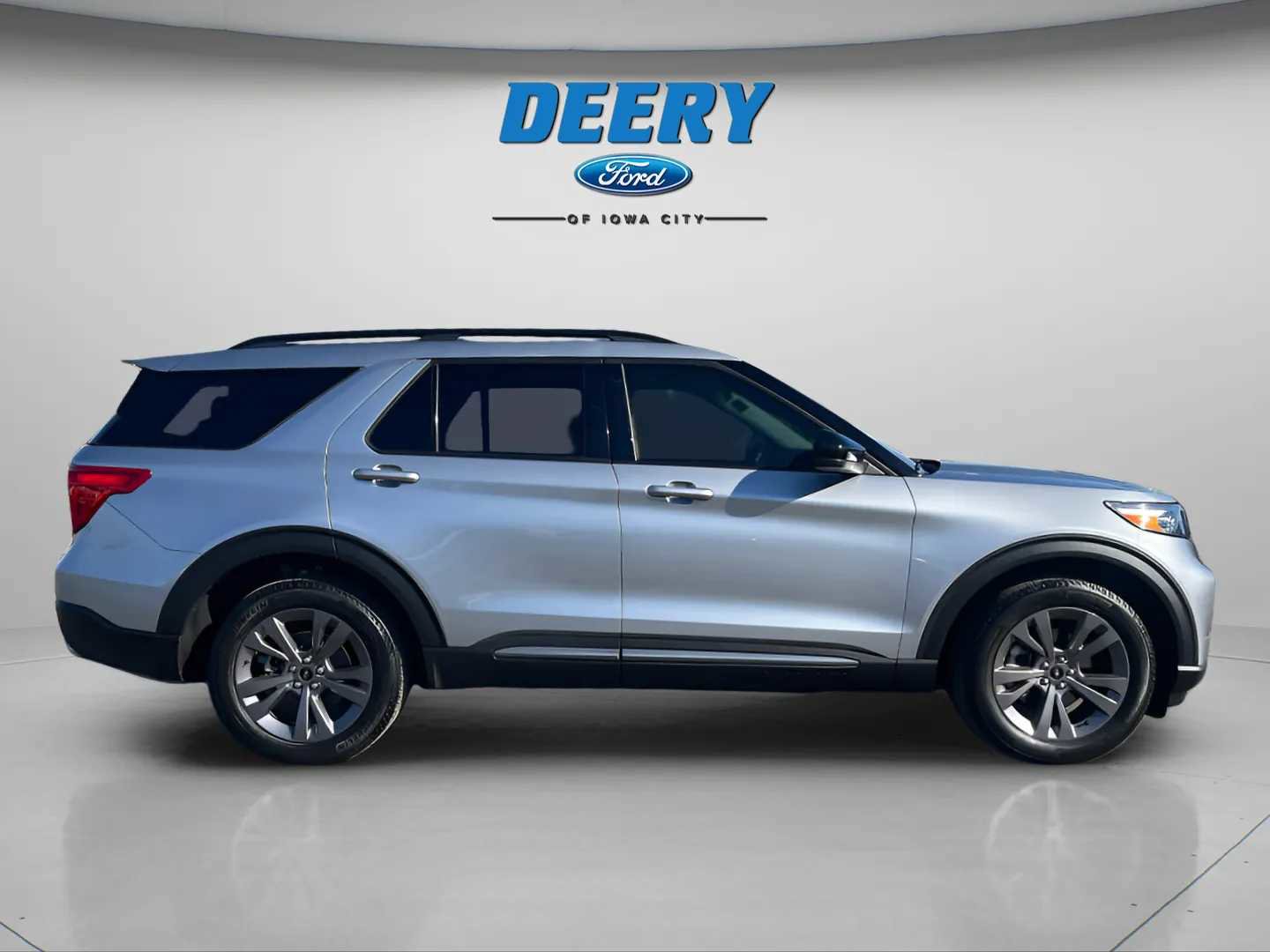 Used 2022 Ford Explorer XLT w/ Equipment Group 202A image 2