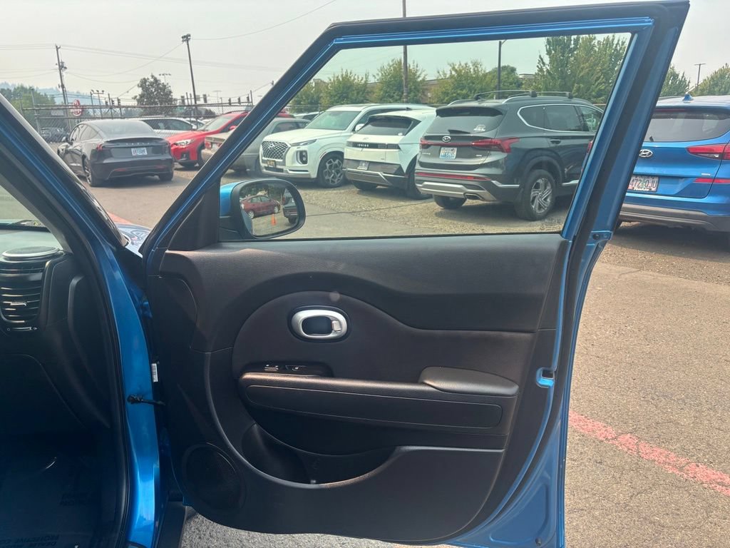 Used 2016 Kia Soul + w/ Designer's Package FWD image 8