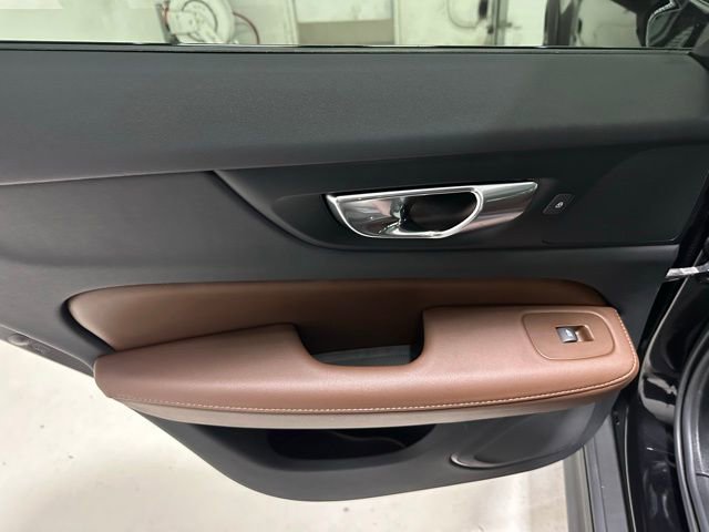 Used 2023 Volvo V60 B5 Cross Country Plus image 32