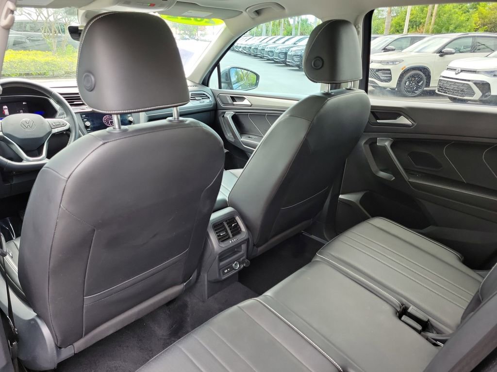 Used 2022 Volkswagen Tiguan SE w/ Panoramic Sunroof Package FWD image 11