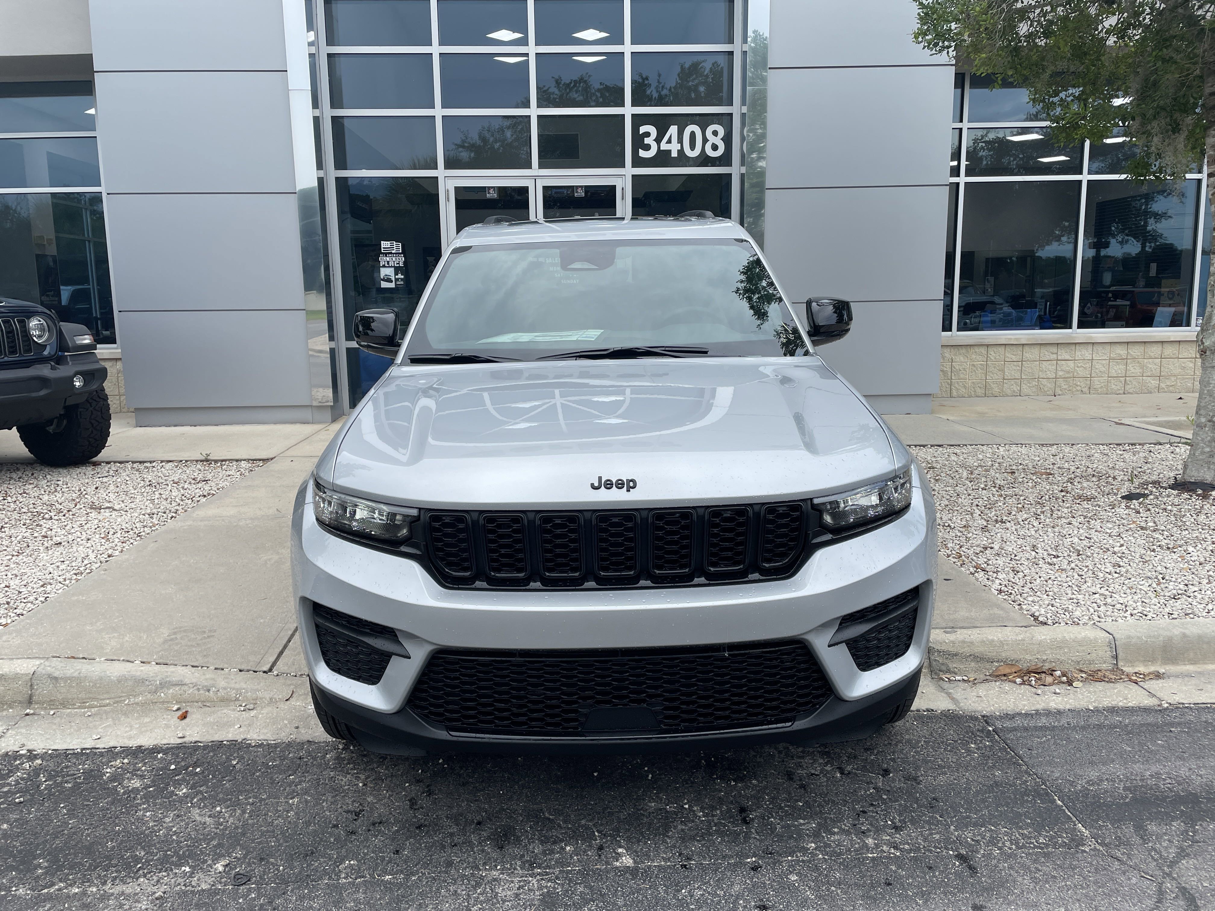 New 2025 Jeep Grand Cherokee Altitude image 2
