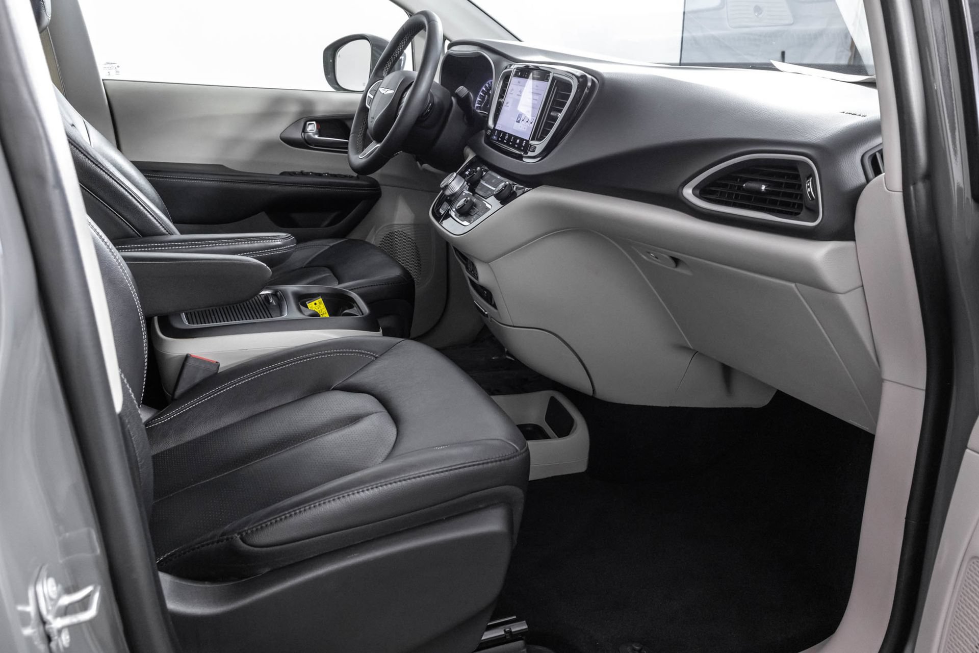 Used 2022 Chrysler Pacifica Touring-L FWD image 41