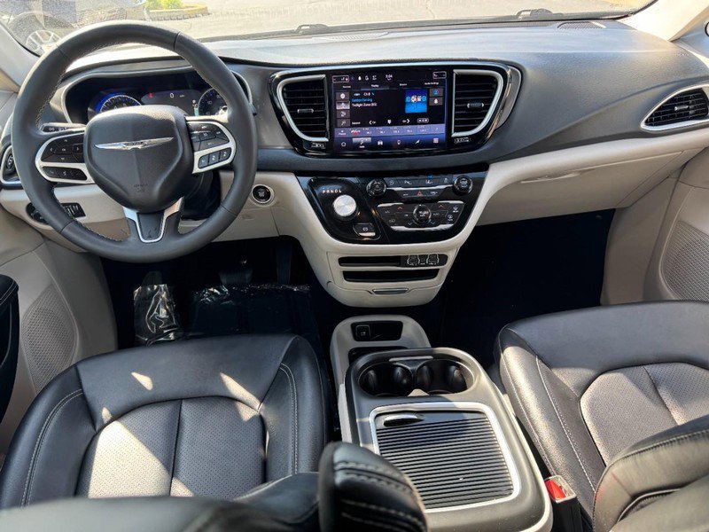 Used 2024 Chrysler Pacifica Touring-L FWD image 12