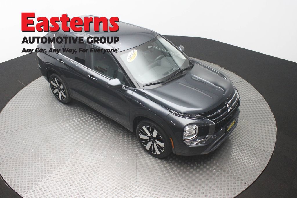 Used 2025 Mitsubishi Outlander SE AWD/4WD image 3