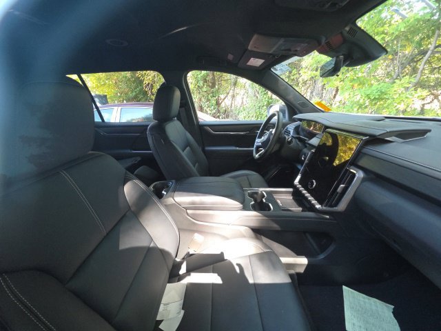 Used 2026 GMC Acadia Elevation w/ Elevation Premium Package FWD image 15