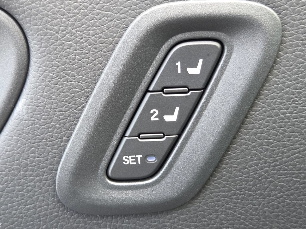 Certified 2025 Honda Pilot Touring image 8