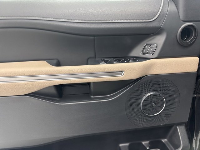 Used 2023 Ford Expedition Max Limited image 9