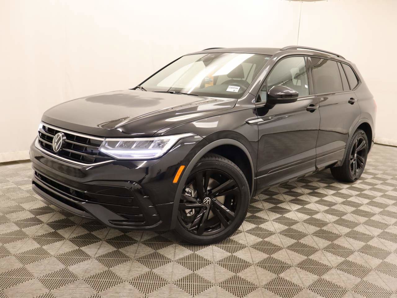 Certified 2024 Volkswagen Tiguan SE R-Line image 1