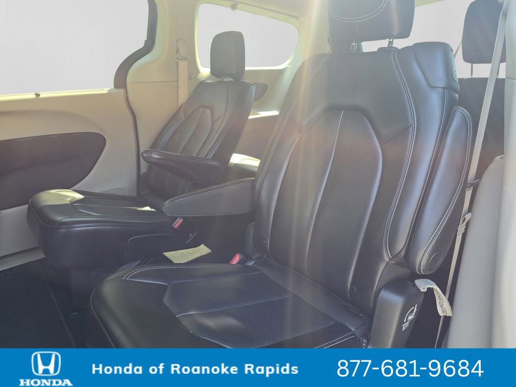 Used 2023 Chrysler Pacifica Touring-L image 16