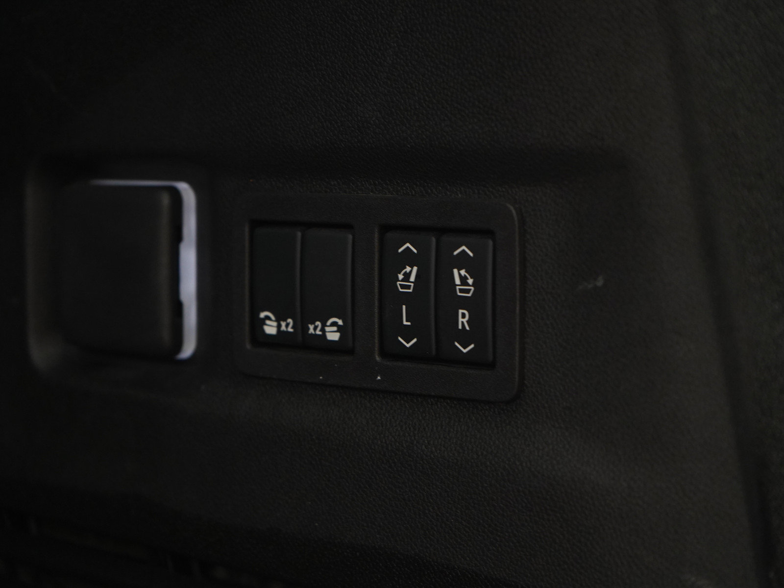 Used 2025 GMC Yukon XL Denali AWD/4WD image 20