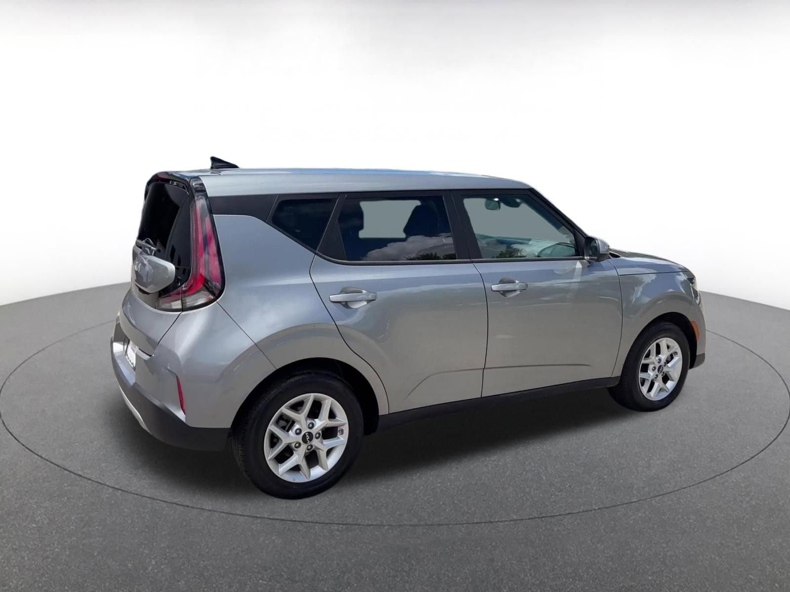Used 2025 Kia Soul LX w/ LX Technology Package FWD image 14