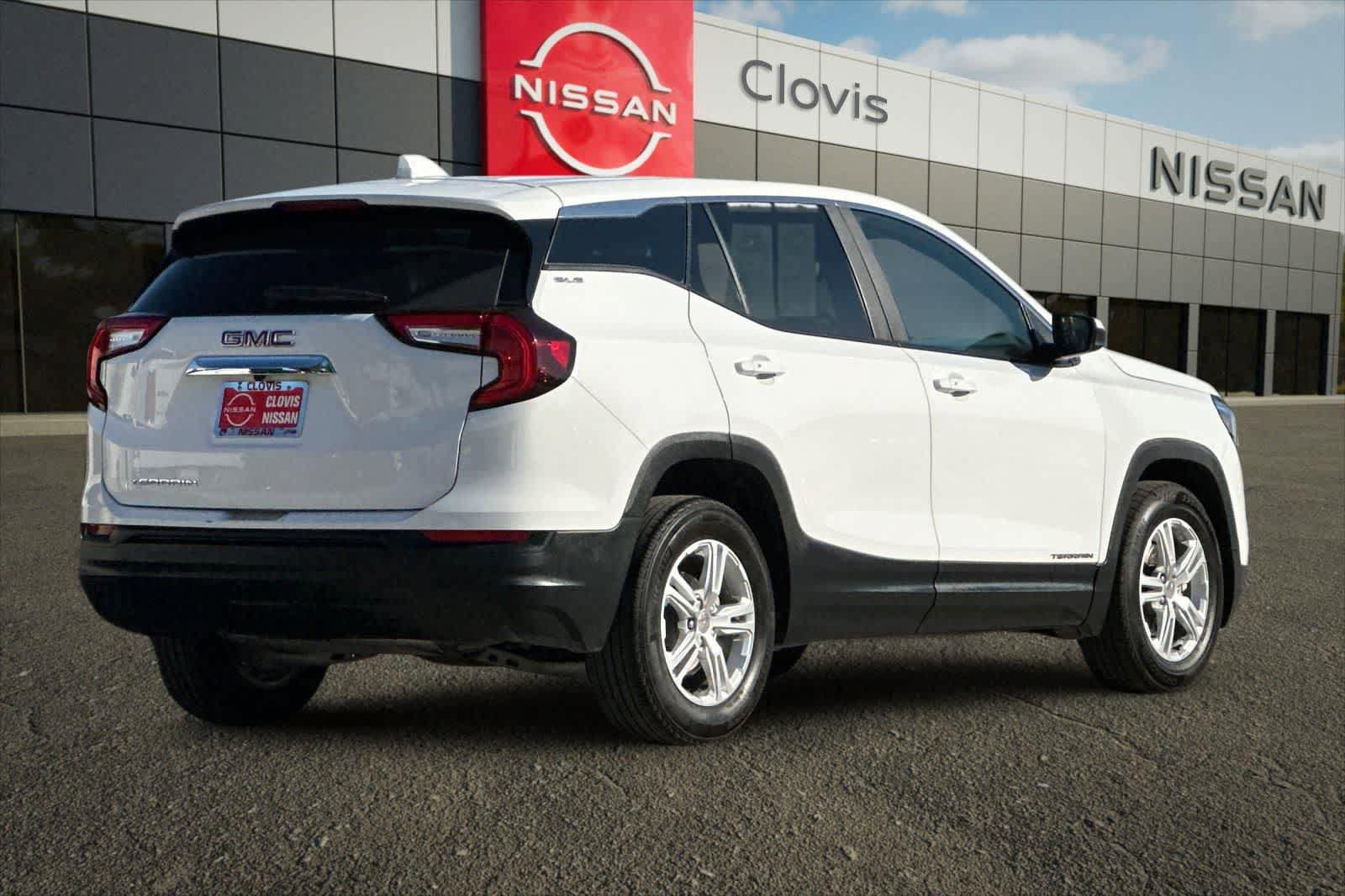 Used 2024 GMC Terrain SLE image 3