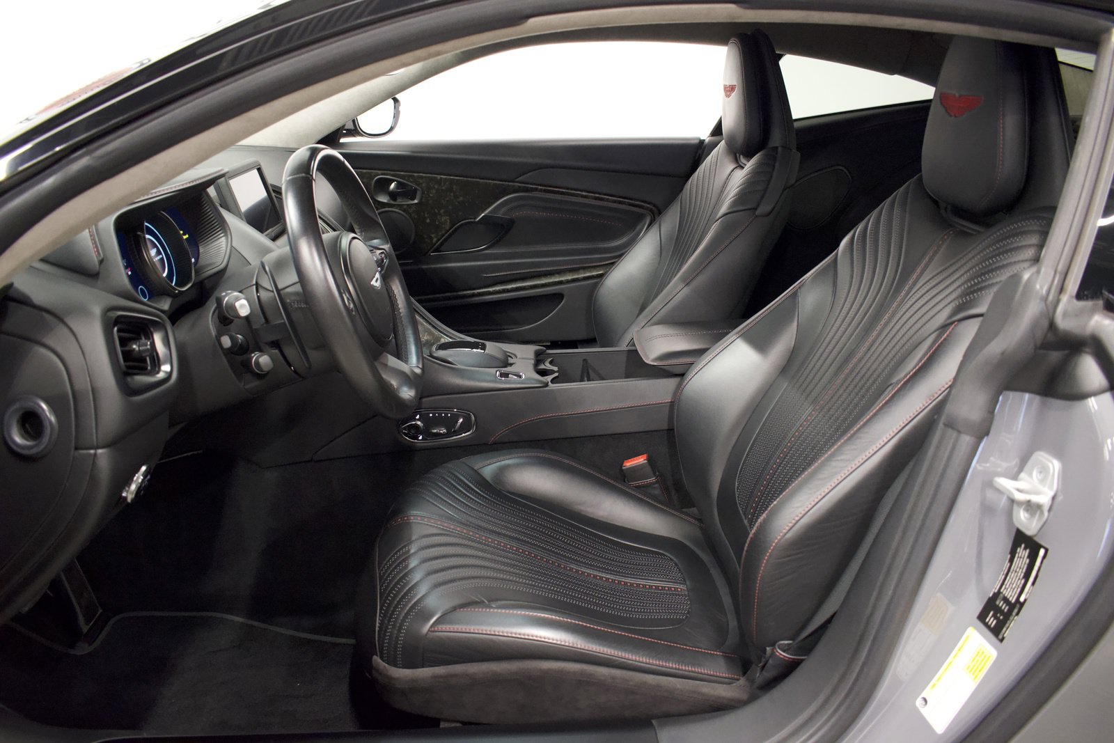 Used 2018 Aston Martin DB11 V12 RWD image 3