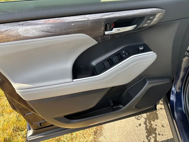 Used 2022 Toyota Highlander Platinum image 10