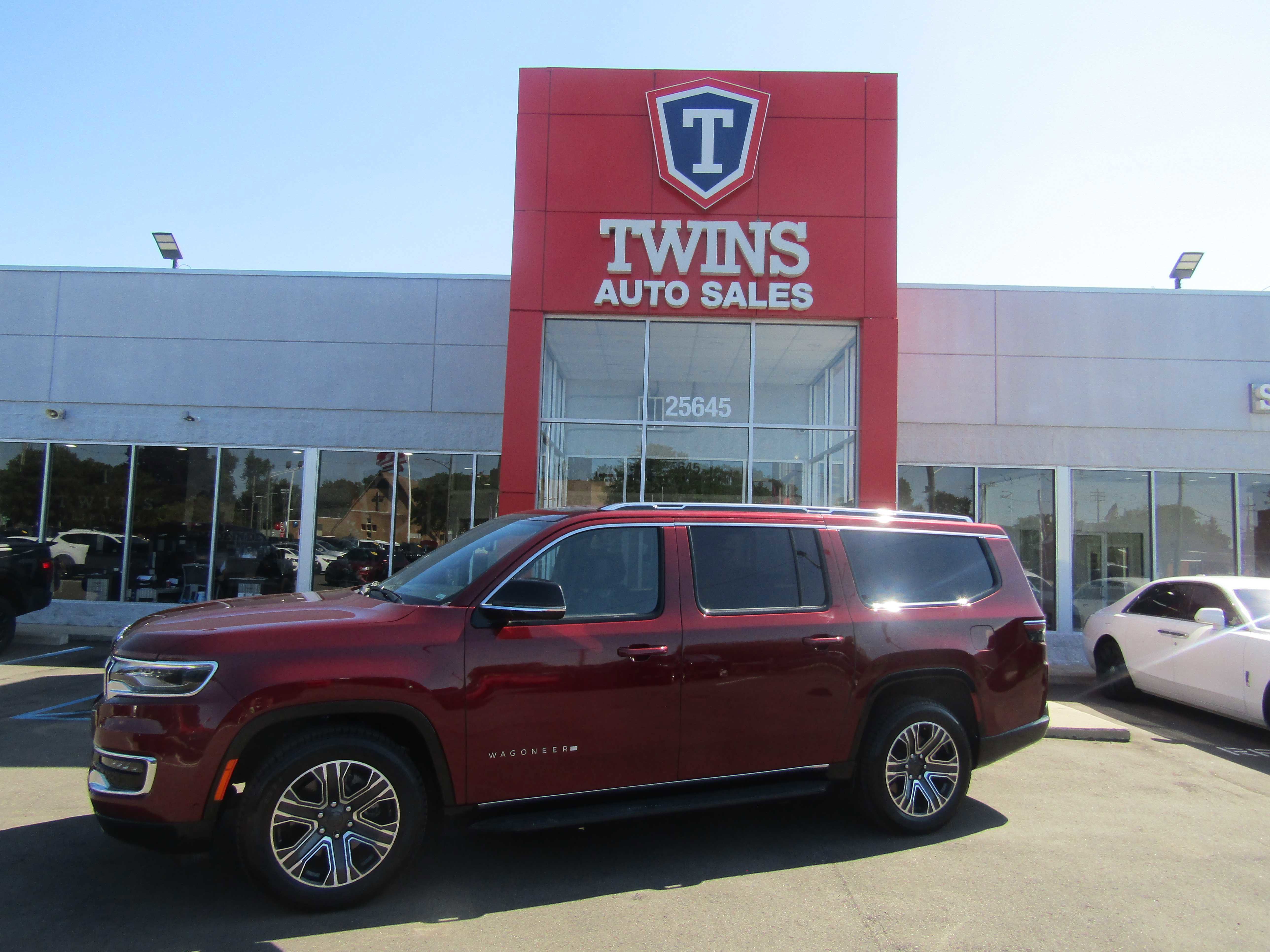 Used 2024 Jeep Wagoneer L Series II w/ Flexible Seating Group image 1