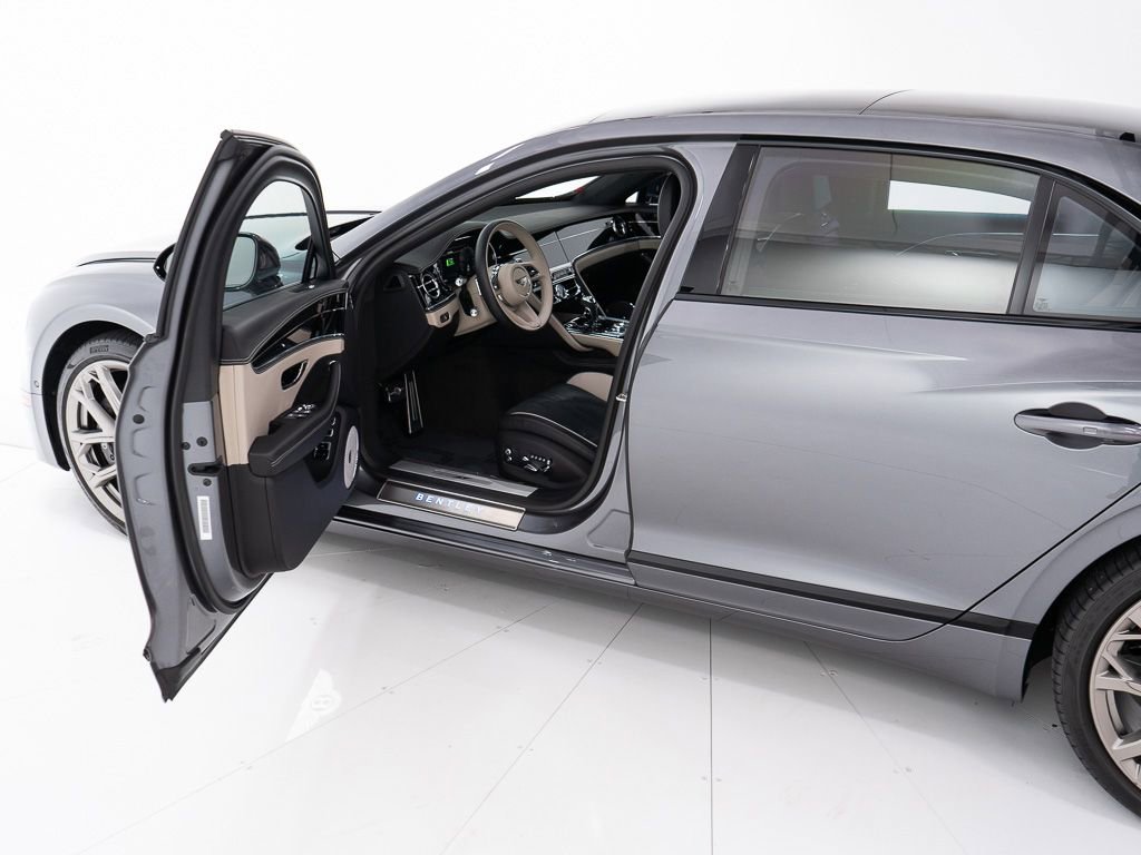 Used 2023 Bentley Flying Spur Plug-In Hybrid AWD/4WD image 9