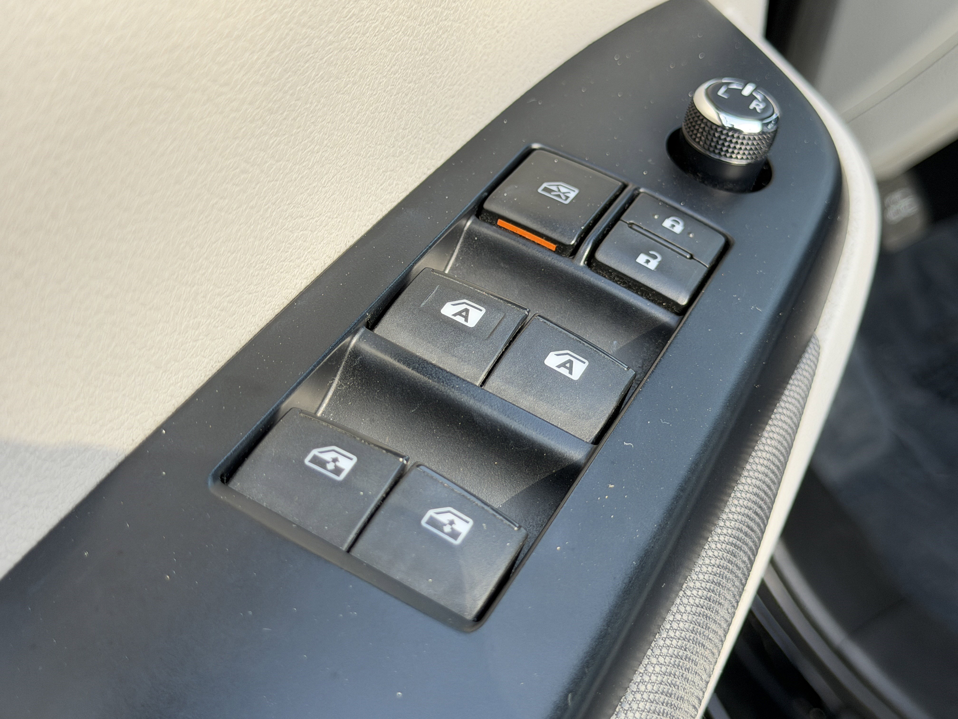 Used 2019 Toyota Highlander LE FWD image 14