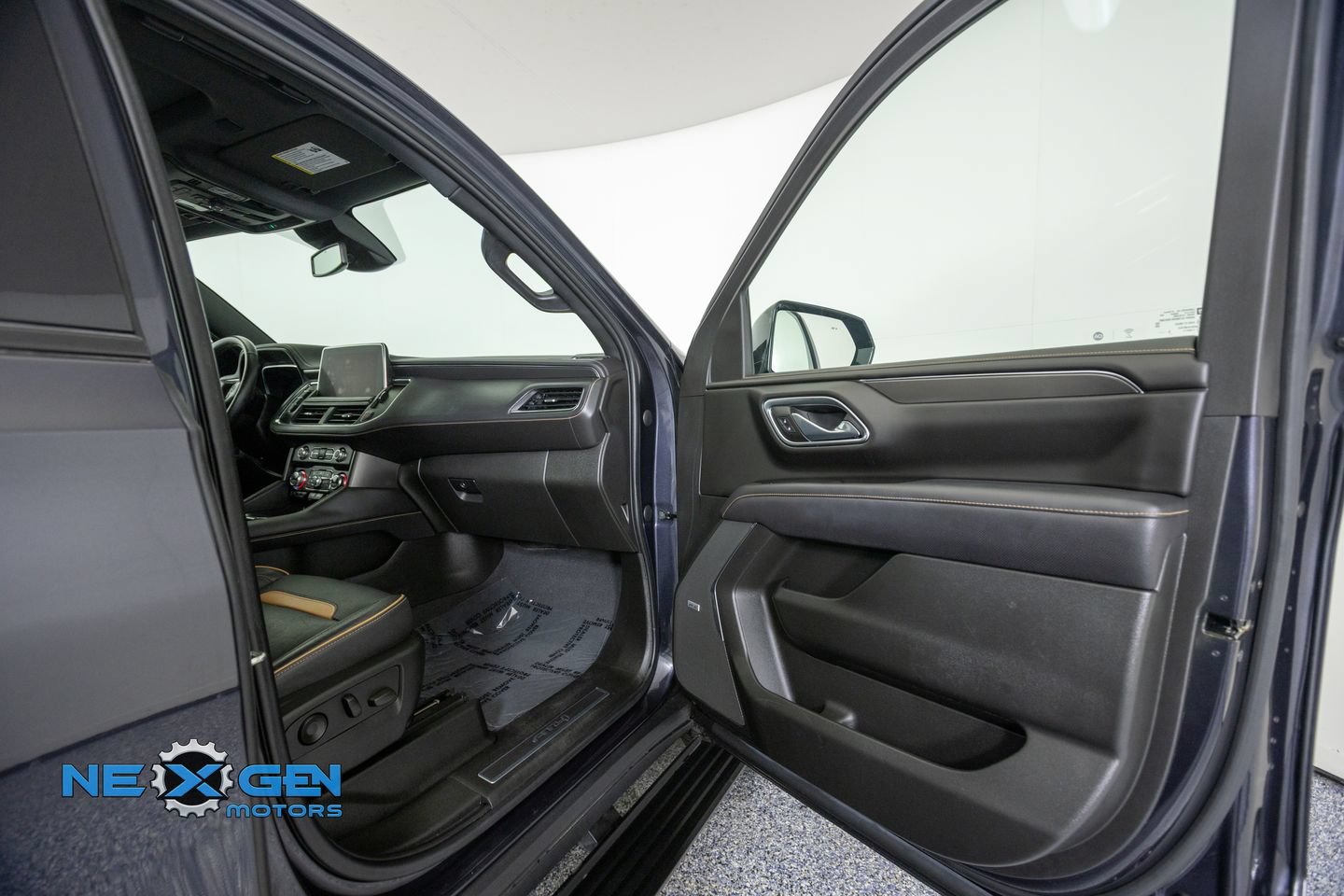 Used 2023 GMC Yukon XL AT4 w/ AT4 Premium Package AWD/4WD image 6