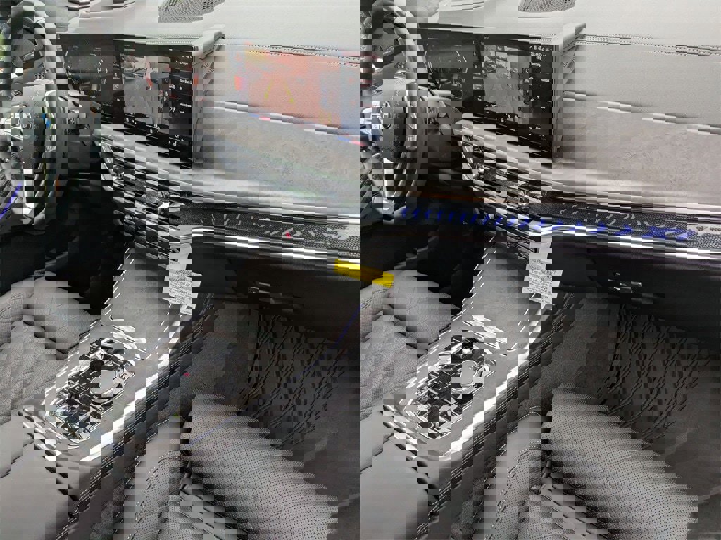 New 2025 BMW X7 xDrive40i w/ Premium Package image 38