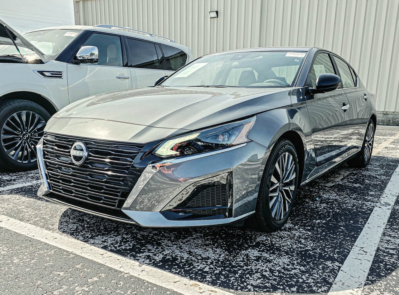 Used 2025 Nissan Altima 2.5 SV FWD image 3