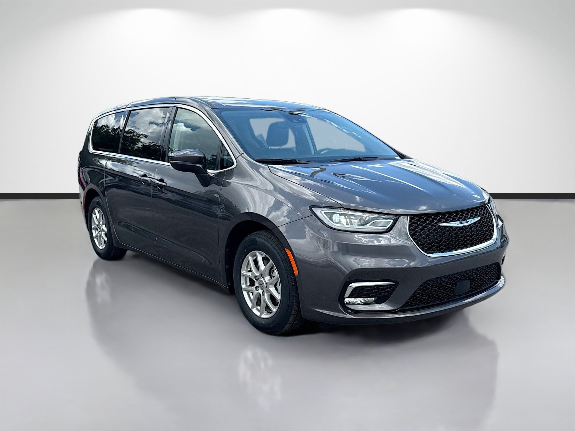 Used 2023 Chrysler Pacifica Touring-L FWD image 7