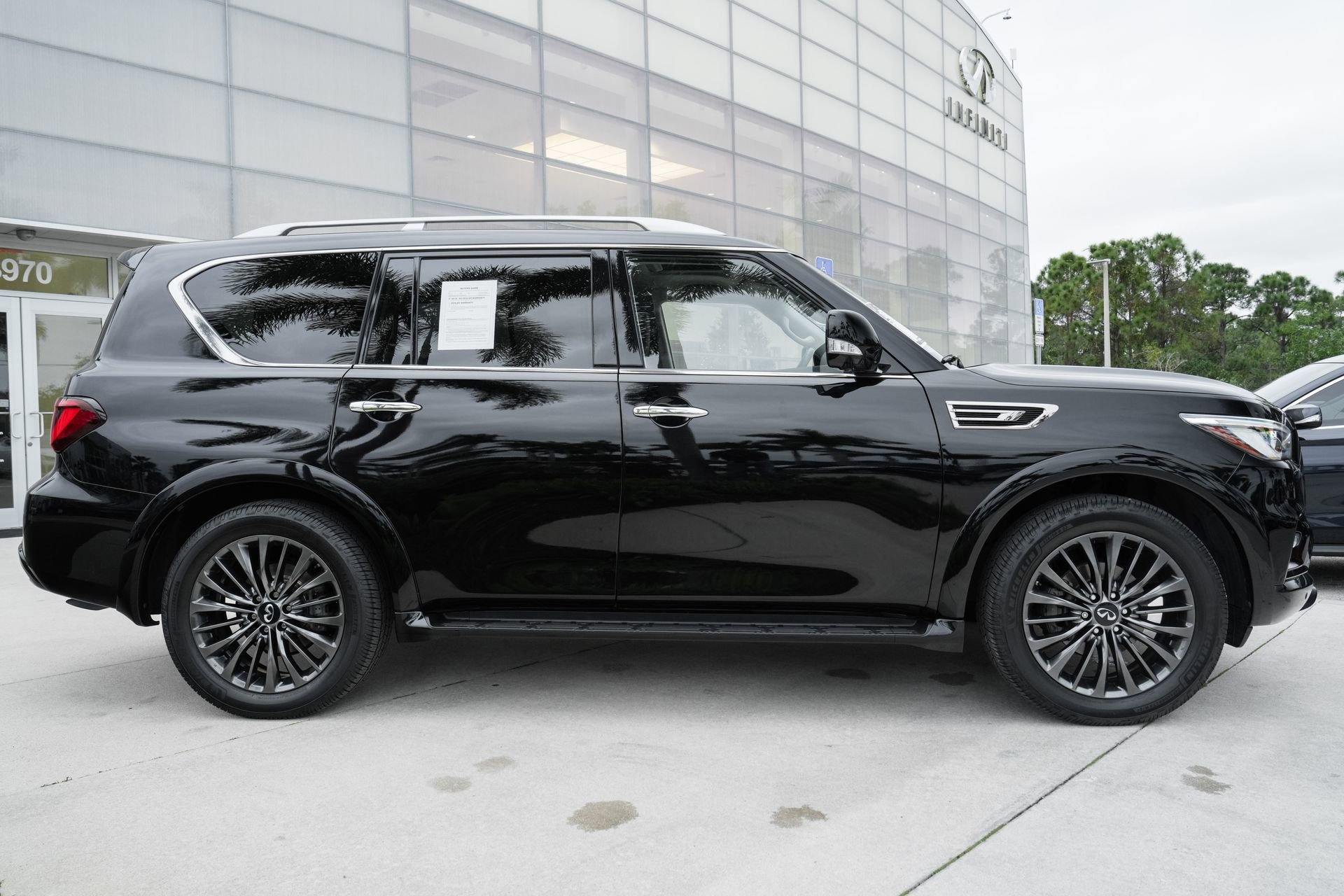 Used 2023 INFINITI QX80 Premium Select w/ Cargo Package image 11