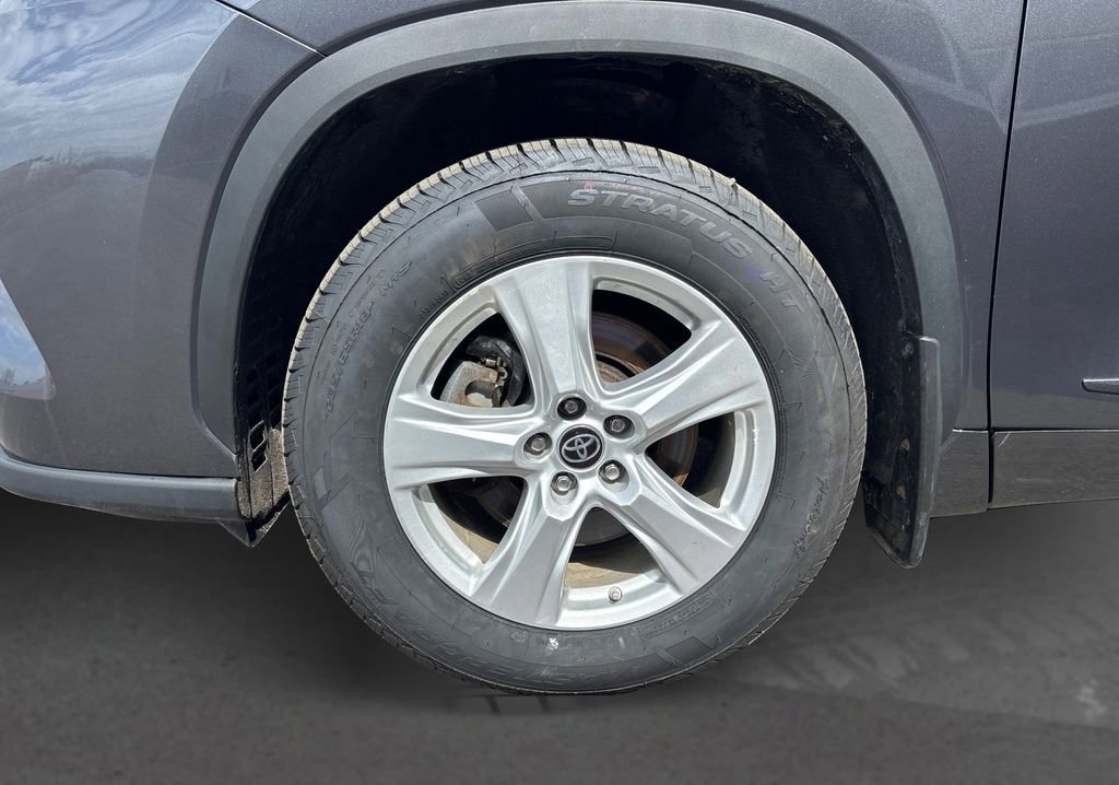 Used 2023 Toyota Highlander LE AWD/4WD image 12