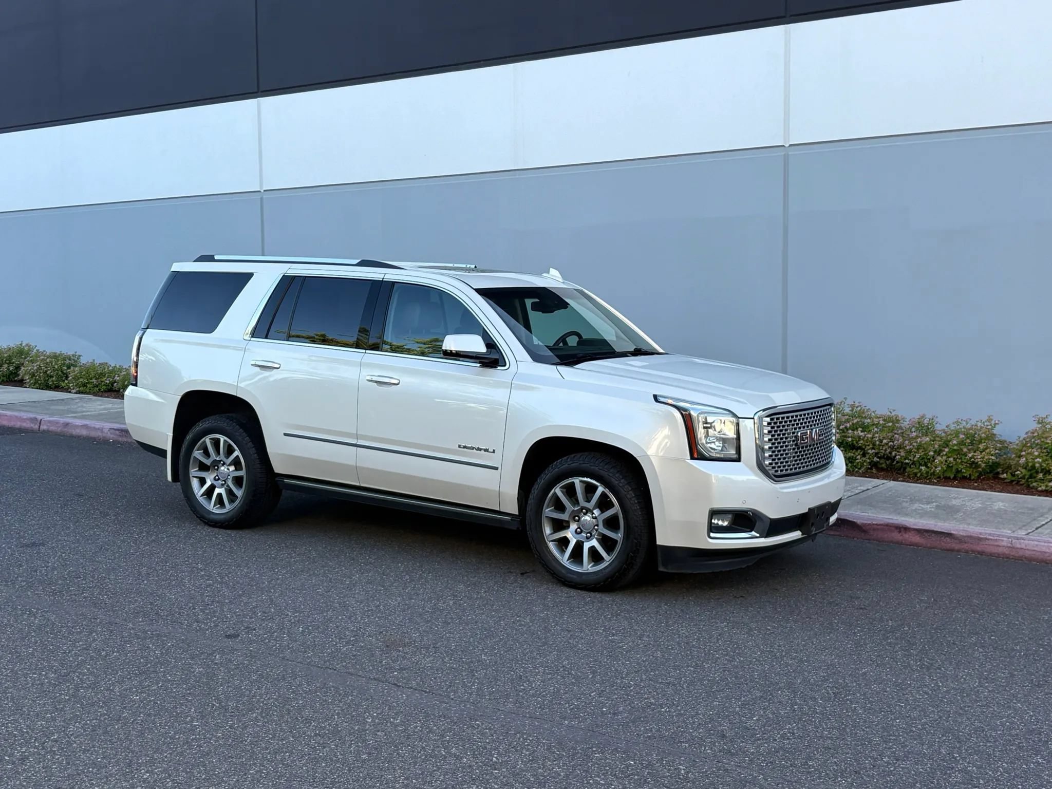 Used 2015 GMC Yukon Denali w/ Premium Package AWD/4WD image 5