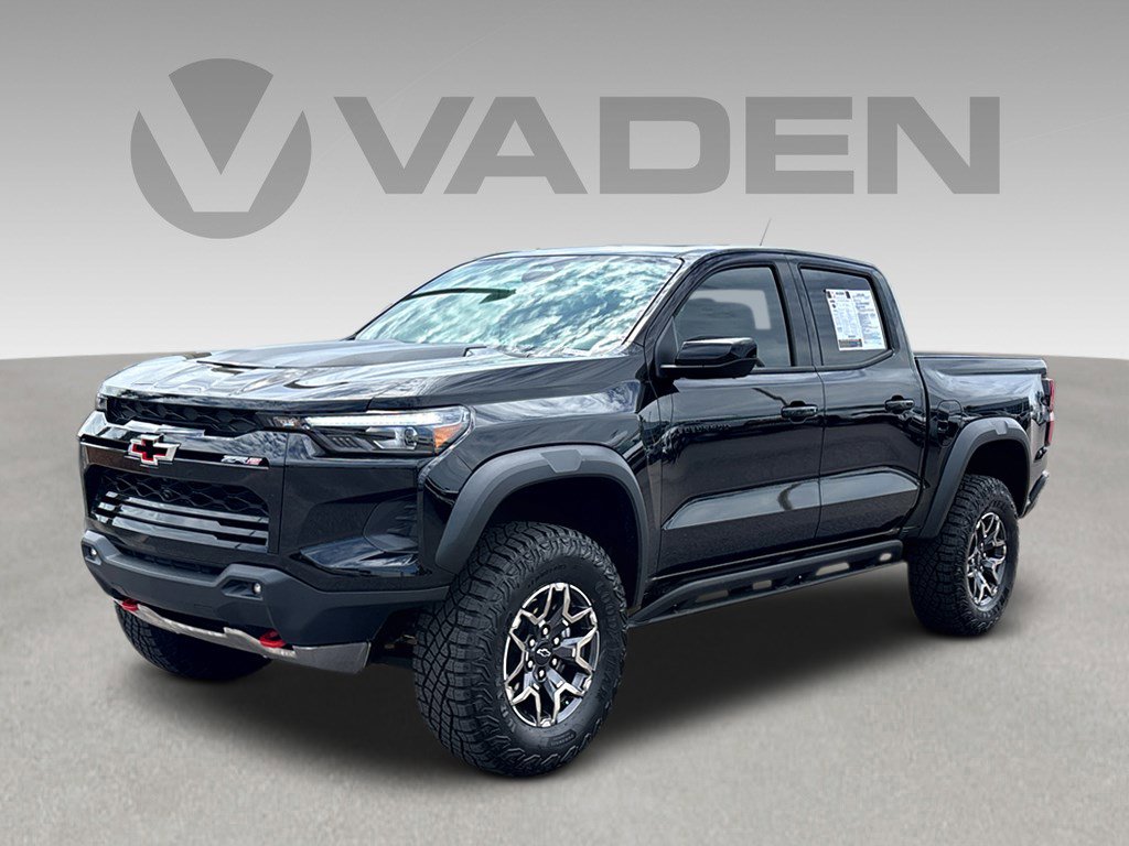 Used 2026 Chevrolet Colorado ZR2 w/ Technology Package AWD/4WD image 3