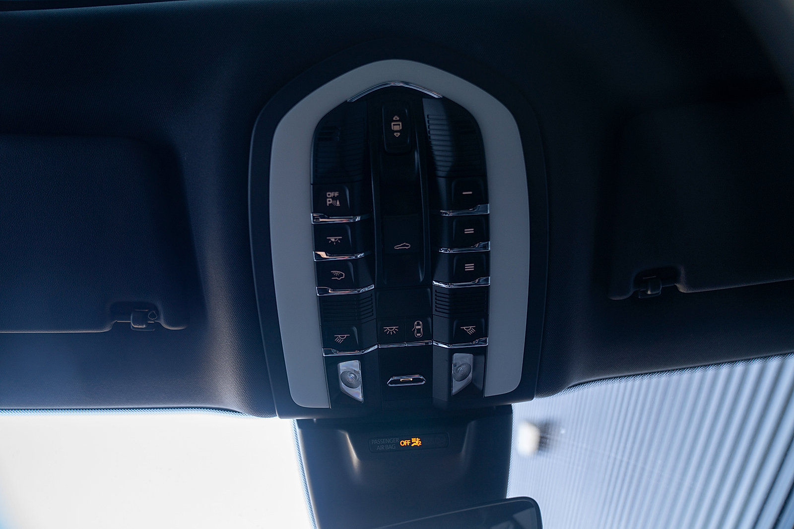 Certified 2025 Porsche Macan AWD/4WD image 10