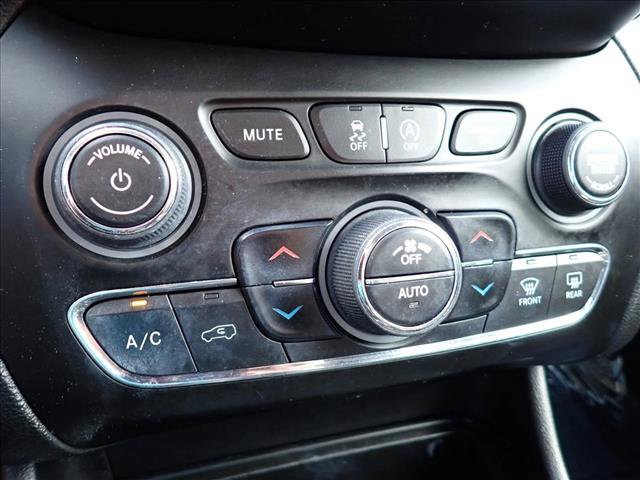 Used 2019 Jeep Cherokee Latitude Plus w/ Comfort/Convenience Group image 20