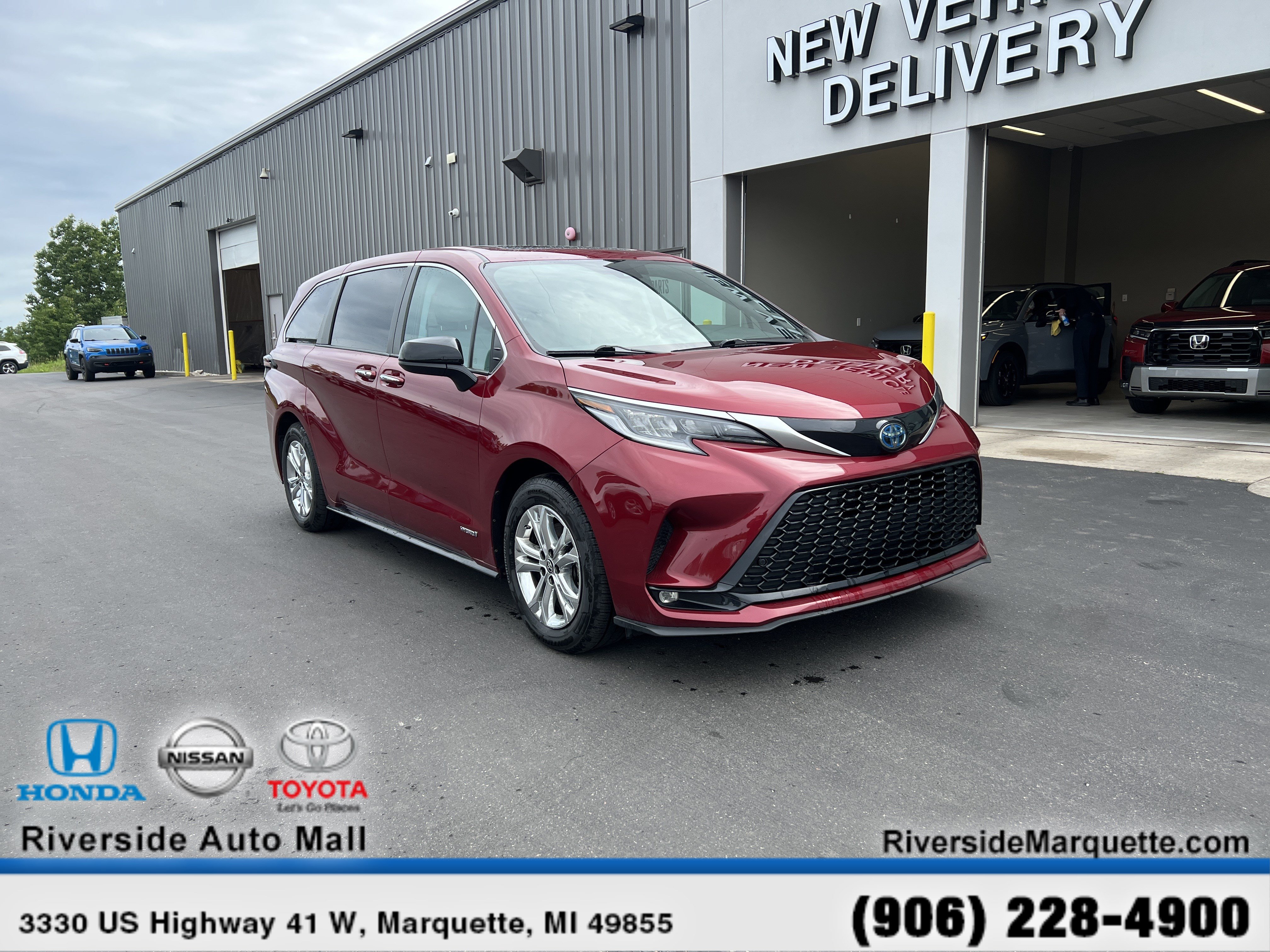 Used 2021 Toyota Sienna XSE AWD/4WD image 1