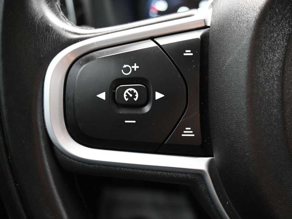 Used 2019 Volvo XC60 T6 Momentum w/ Multimedia Package image 24