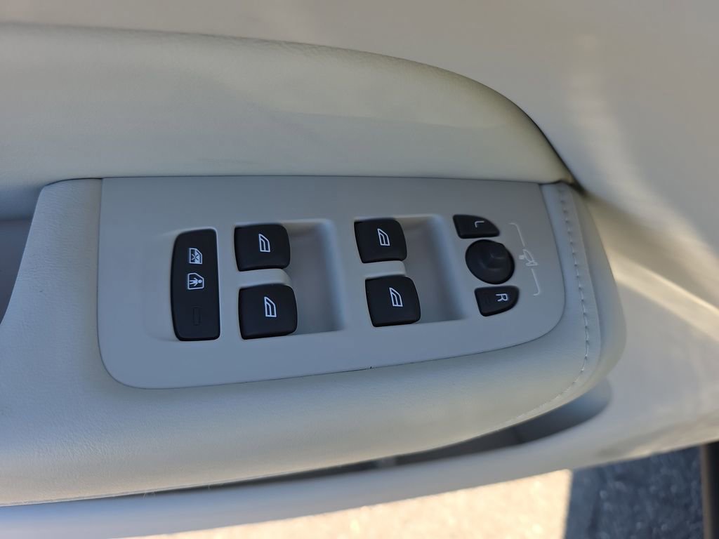 Used 2023 Volvo XC60 B5 Plus w/ Climate Package image 21