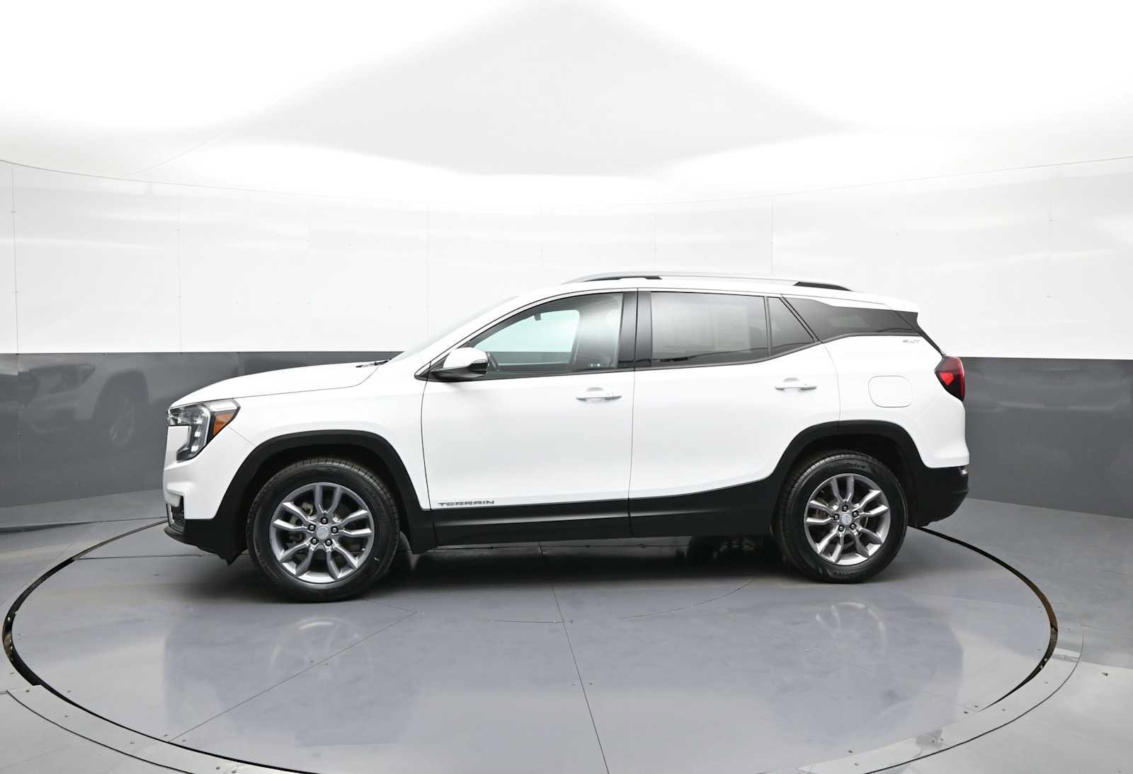 Used 2022 GMC Terrain SLT w/ Infotainment Package II AWD/4WD image 9