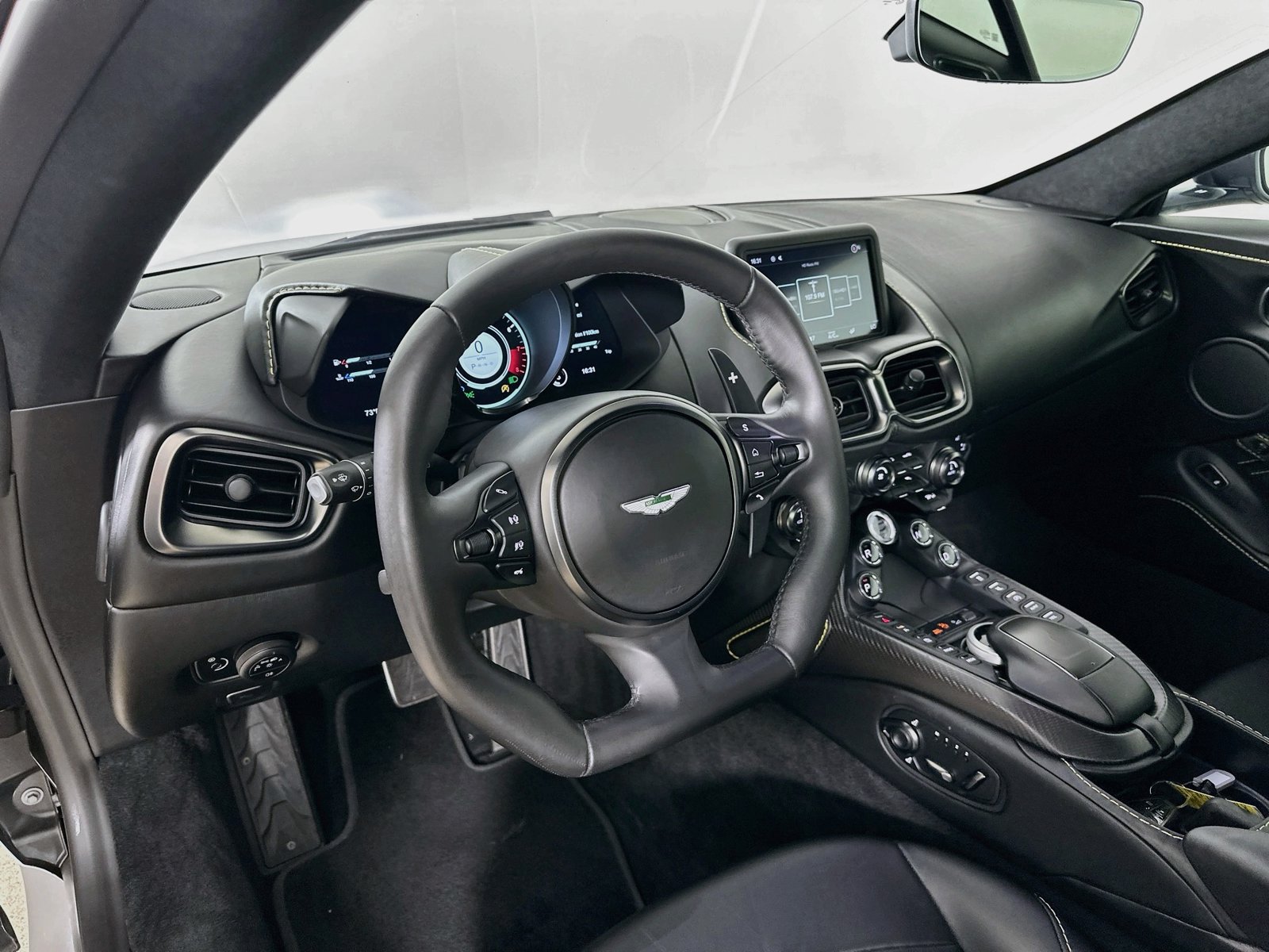Used 2019 Aston Martin V8 Vantage Coupe RWD image 28