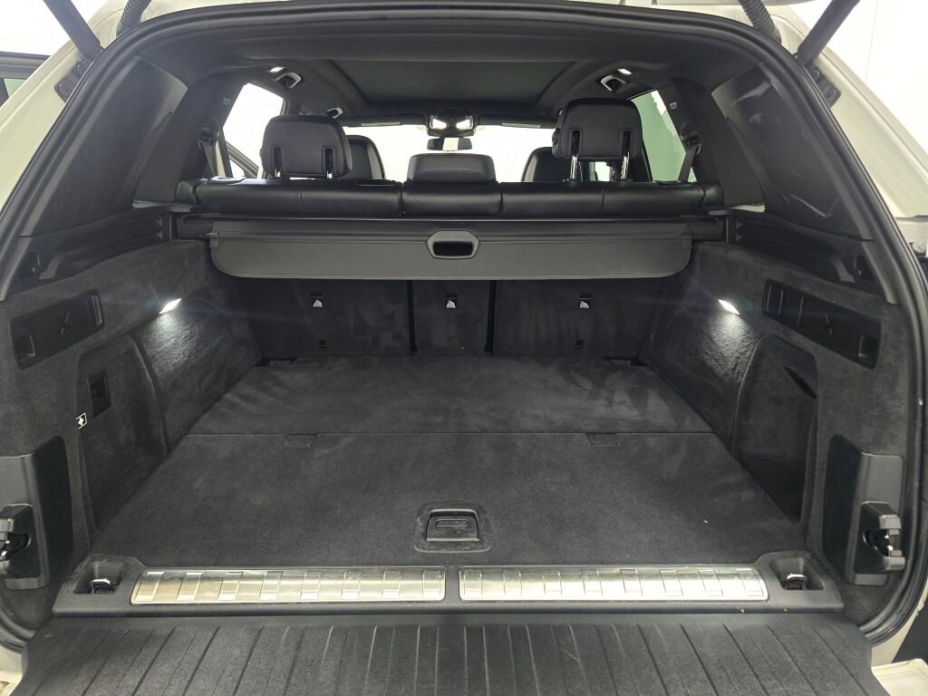 Used 2025 BMW X5 xDrive50e image 10